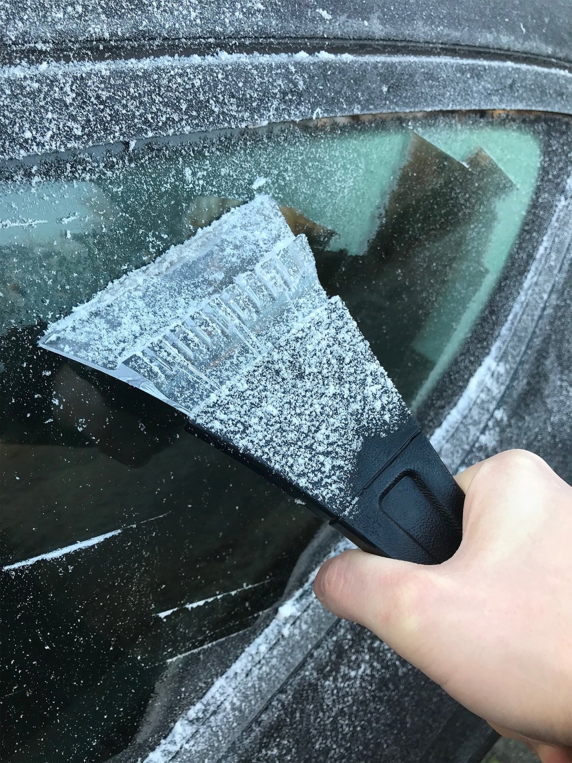Viele stehen im Winter fröstelnd vor ihren Fahrzeugen und befreien ihre Scheiben vom Eis.