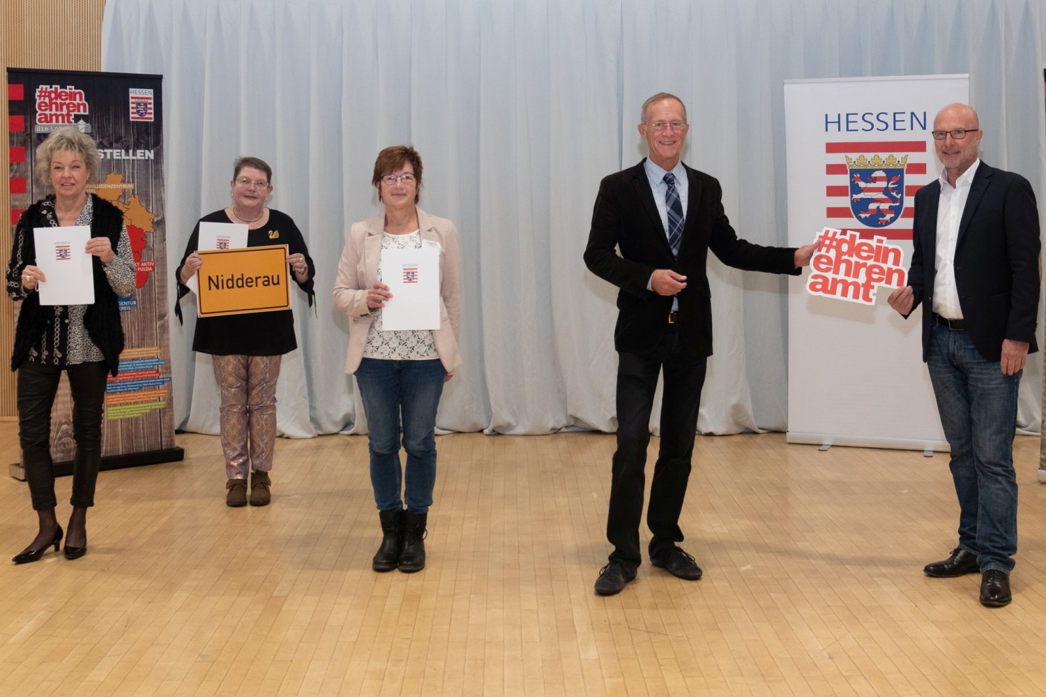 Staatsminister Wintermeyer (2.v.r.) und Dr. Korbach übergaben den in Frankfurt anwesenden E-Lotsinnen Gritta Stephan, Christiane Marx und Monika Heuser aus Nidderau ihre Zertifikate.