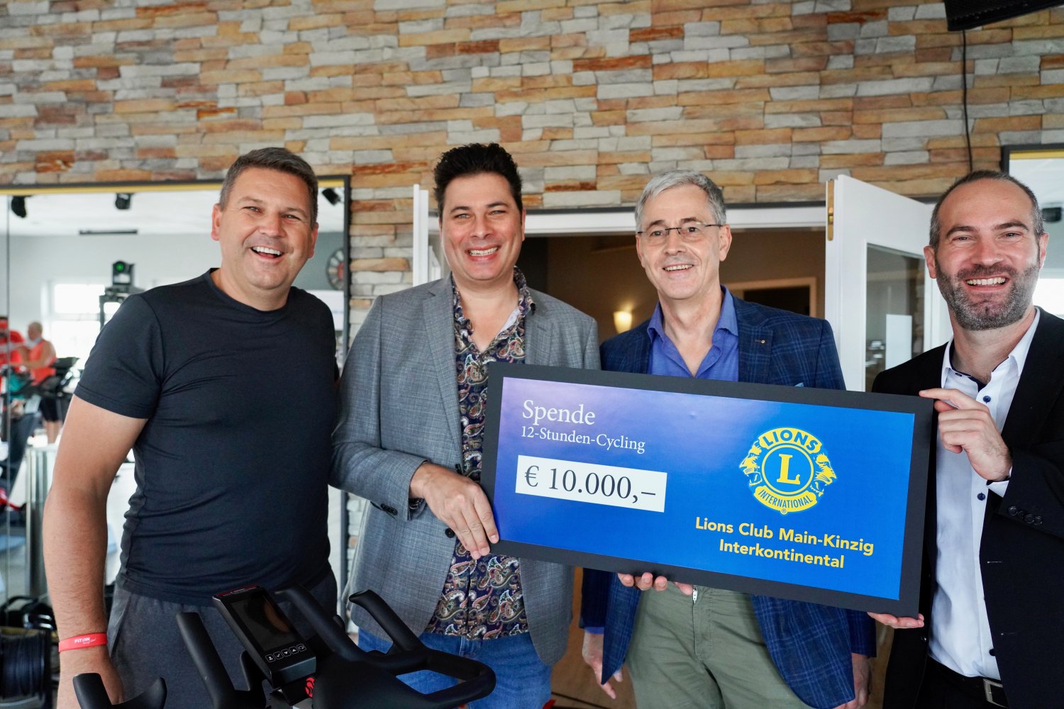 V.l.n.r.: Axel Ebbecke, Georg Sislak, Ludger Stüve (alle Lions Club Main-Kinzig Interkontinental) und Andreas Bär, Bürgermeister der Stadt Nidderau.