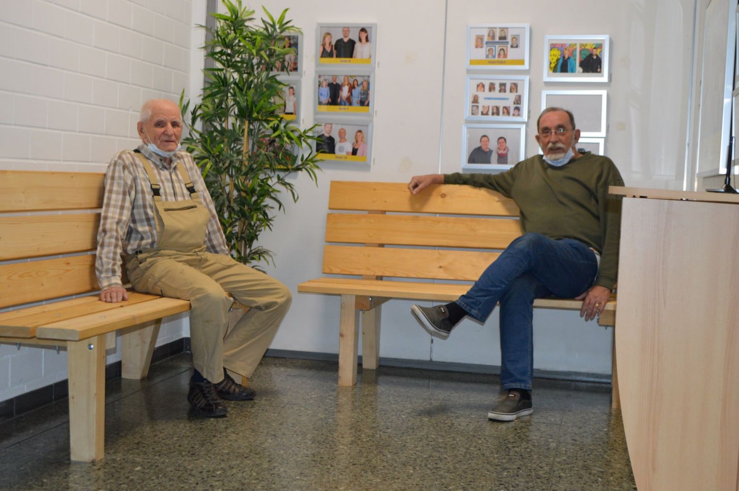 Peter Walter und Uwe Eidebanz auf den Ruhebänken in der Georg-Büchner-Gesamtschule.