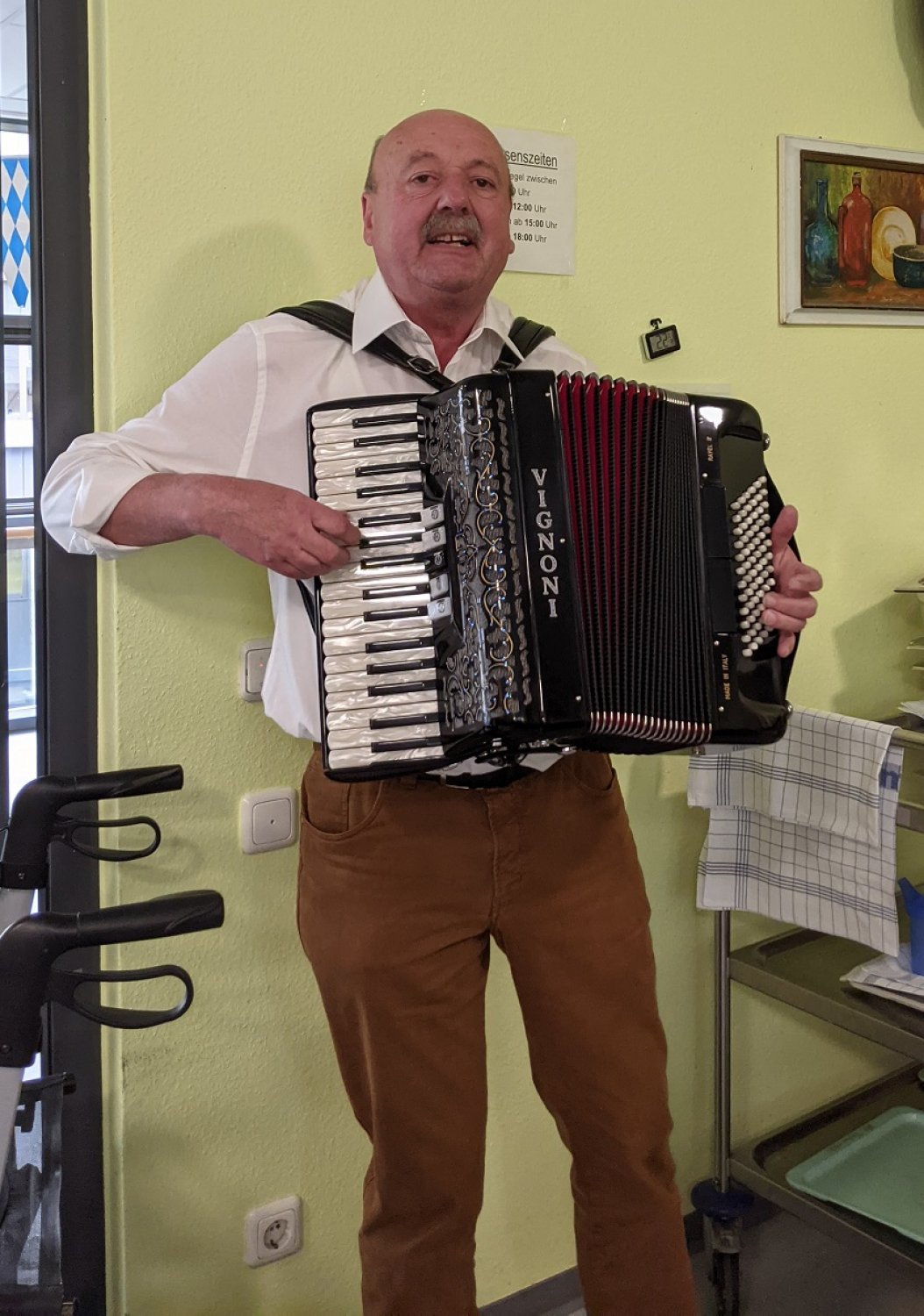 Musiker Erwin Krause freute sich, mit seinem Akkordeon Tanzmusik für die Bewohnerinnen und Bewohner des Altenzentrums Rodenbach zu spielen.