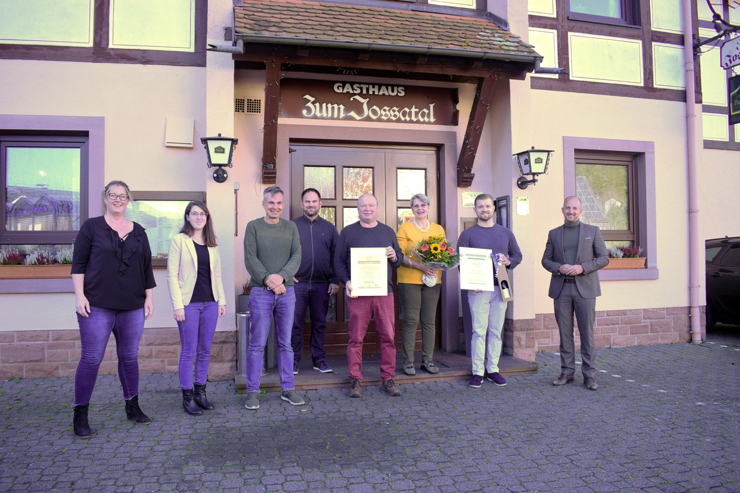 Reklassifizierung Drei-Sterne der G-Klassifizierung für das Gasthaus Zum Jossatal, v.l.n.r.: Daniela Kremhöller (DEHOGA), Sabrina Wolf, Bernhard Mosbacher, Stefan Ziegler, Egon und Sabine mit Sebastian Kröckel, Dominik Brasch.