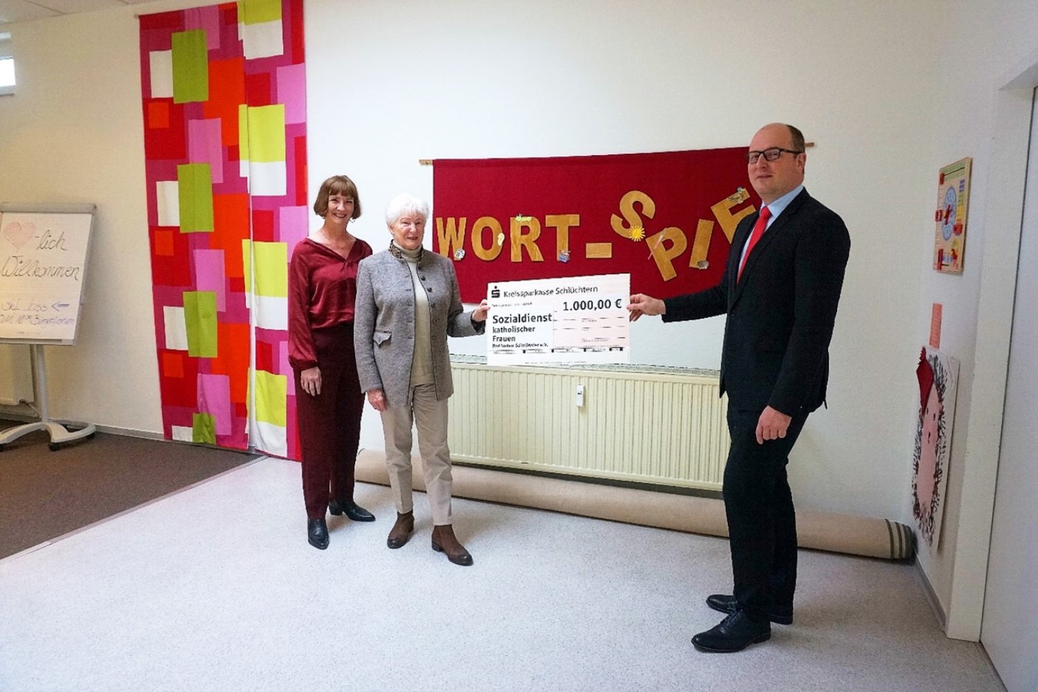 Die Geschäftsführerinnen vom SkF in Bad Soden-Salmünster, Anke Linnemann und Marion Meister, sowie René Daniel, Vorstandsmitglied der Sparkasse.