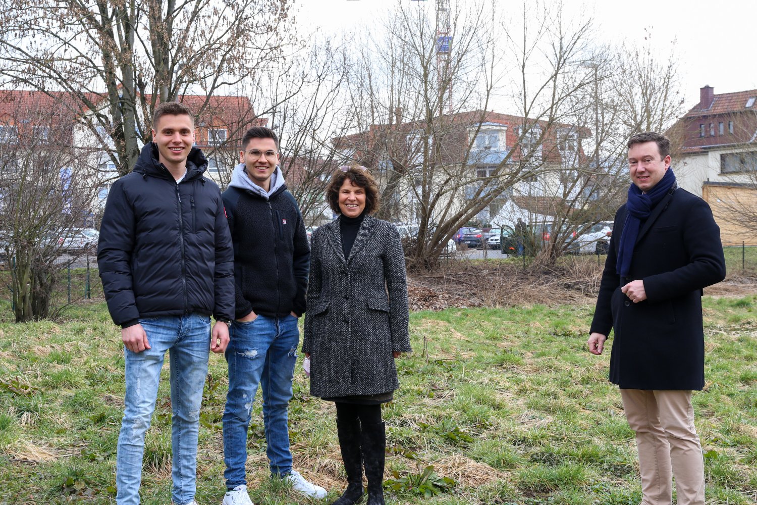Christopher, Marcel und Meike Rindt mit Bürgermeister Matthias Möller stehen dort, wo das Ärztehaus hinkommen soll.