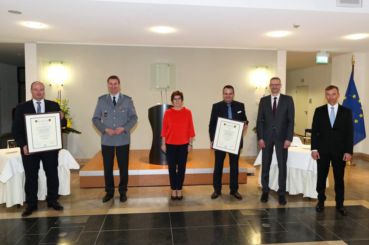 Verteidigungsministerin Annegret Kramp-Karrenbauer (3.v.l.), Hauptgeschäftsführer Dr. Gunther Quidde (l.) und Patrick Sensburg (2.v.l.), Präsident des Reservistenverbandes