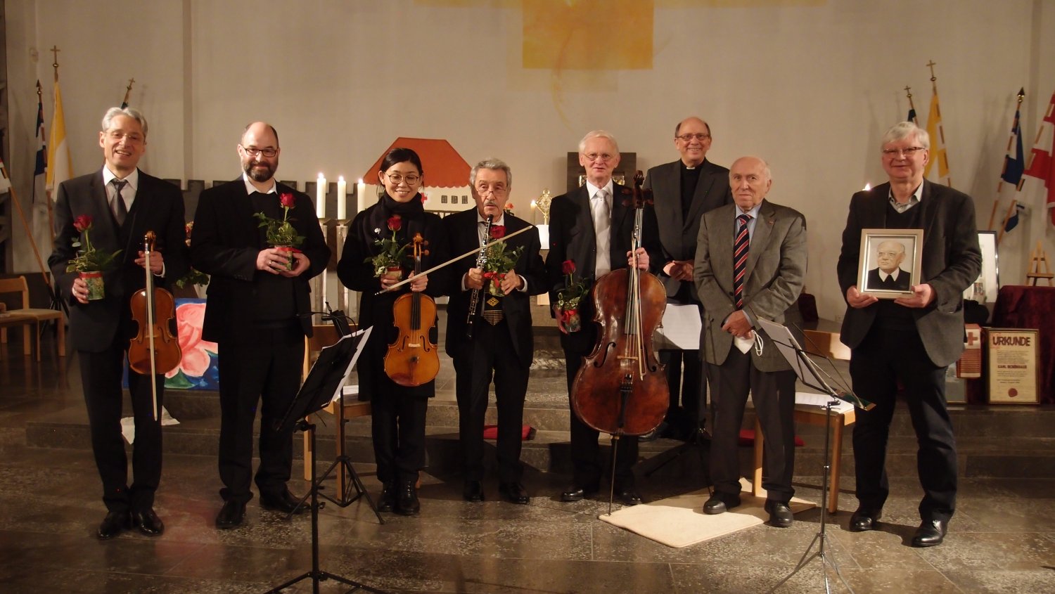 Musiker mit Pfarrgemeinderäten Ludwig Borowik, Hans Burster und Dechant Andreas Weber und Weggefährte Heinz Wunsch (von rechts) würdigten das Wirken von Pfarrer Karl Schönhals am Patronatsfest der Heiligen Elisabeth.