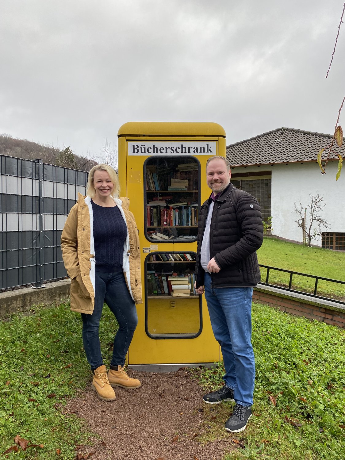 Nina Stenzel (Ortsbeirätin Gelnhausen-Mitte) und Christian Litzinger vor dem Bücherschrank in Haitz.