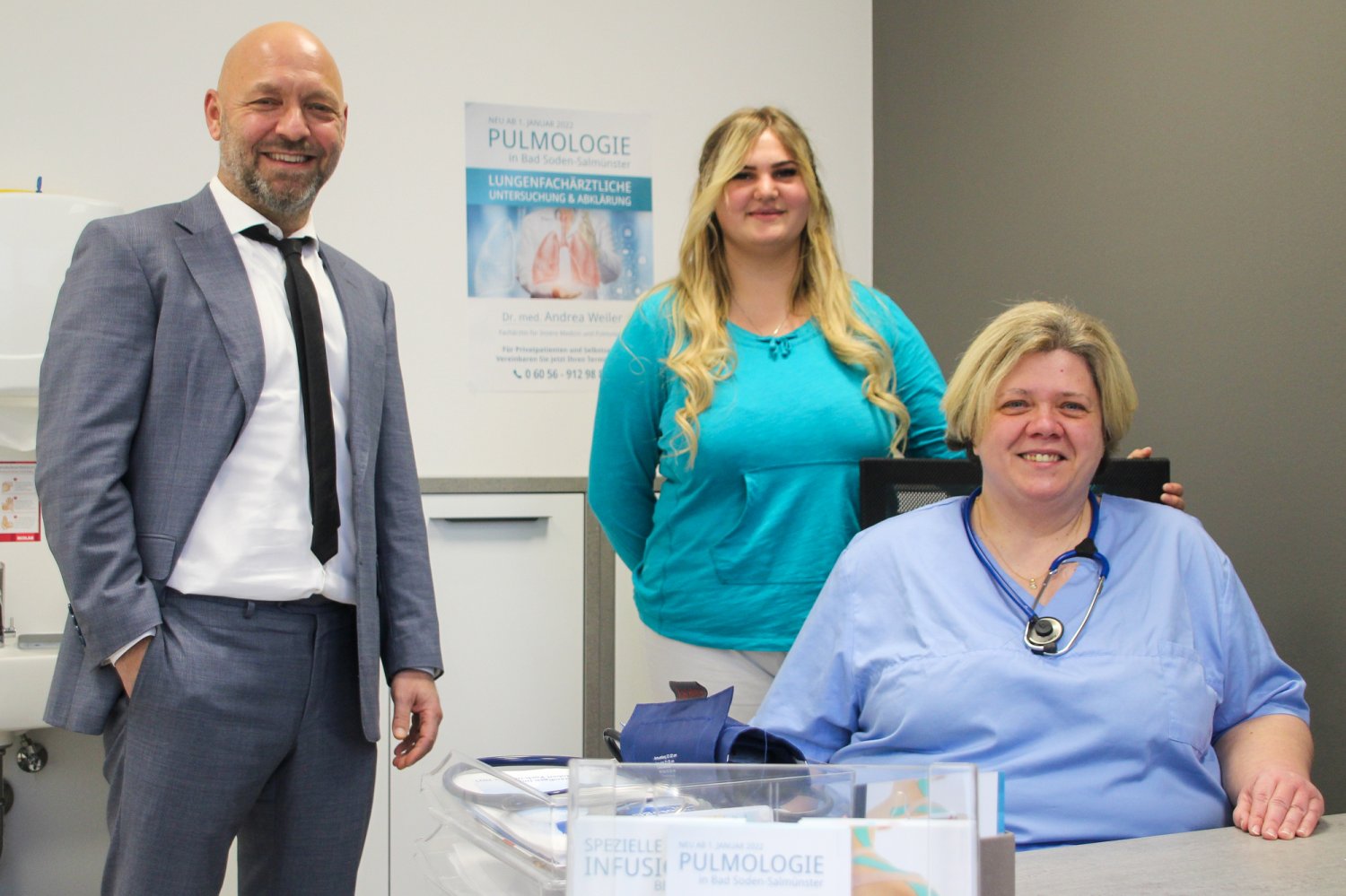 Arbeiten künftig in einem Team (von links): Dr. Davud Faghih-Zadeh, die medizinische Fachangestellte Samra Hasic und Lungenfachärztin Dr. Andrea Weiler