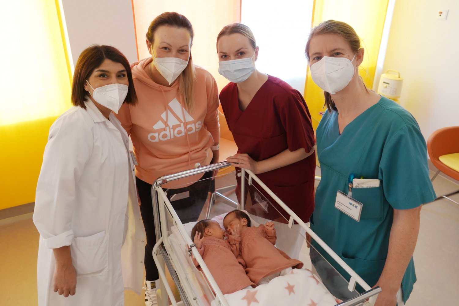 V. l. n. r.: Orzala Gebhardt, Oberärztin der Klinik für Gynäkologie und Geburtshilfe; Monika Todorovic; Hebamme Josephine Bode; Anna Büchel, Oberärztin der Neonoatologie