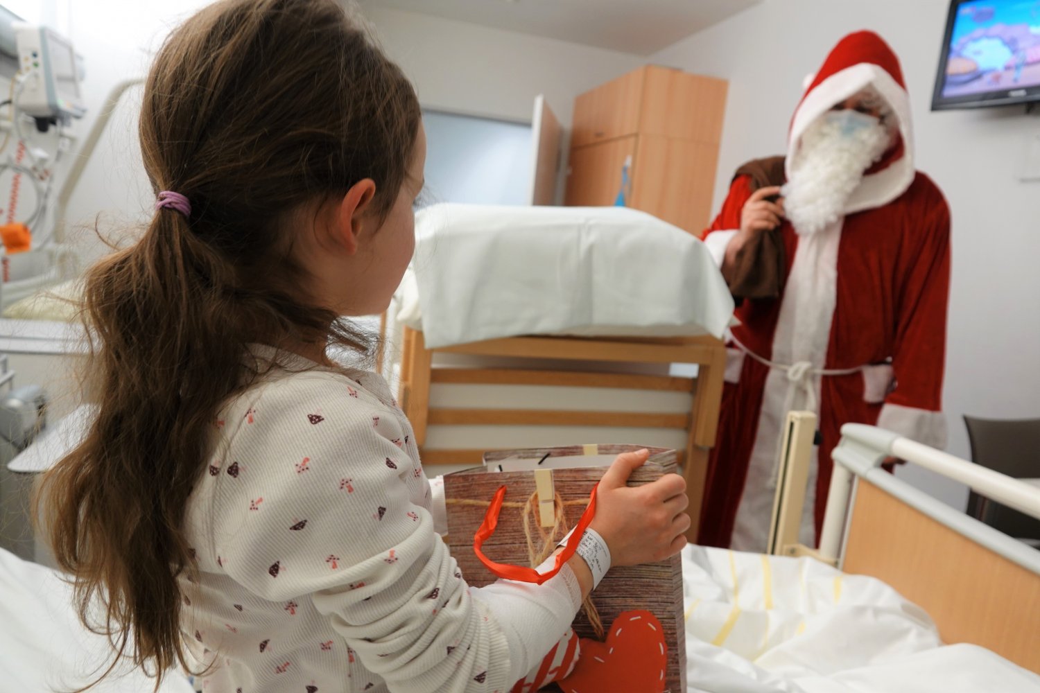 Der Besuch des Nikolaus auf der Kinderstation der Gelnhäuser Main-Kinzig-Kliniken löste große Freude bei den kleinen Patienten aus.