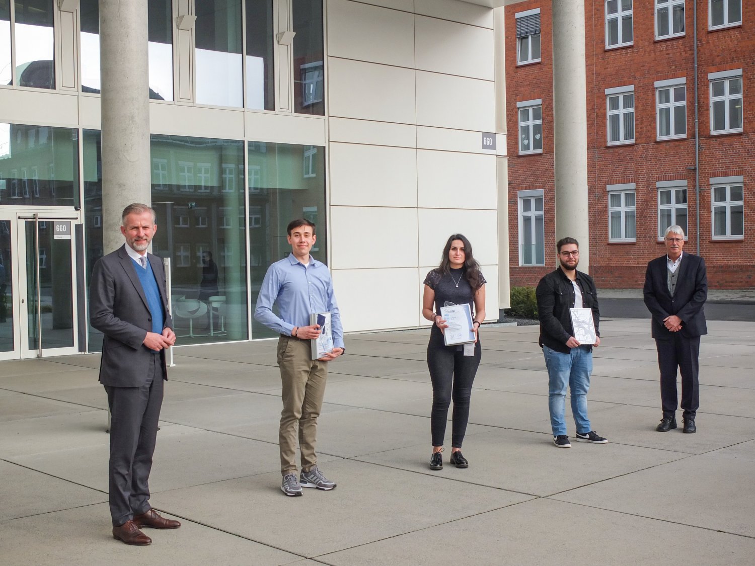 v.l: Heraeus-Chef Jan Rinnert, die drei ausgezeichneten Azubis Felix Weigand, Hannah Steffen und Kerim Causevic sowie den Präsidenten der IHK Hanau-Gelnhausen-Schlüchtern, Dr. Norbert Reichhold.