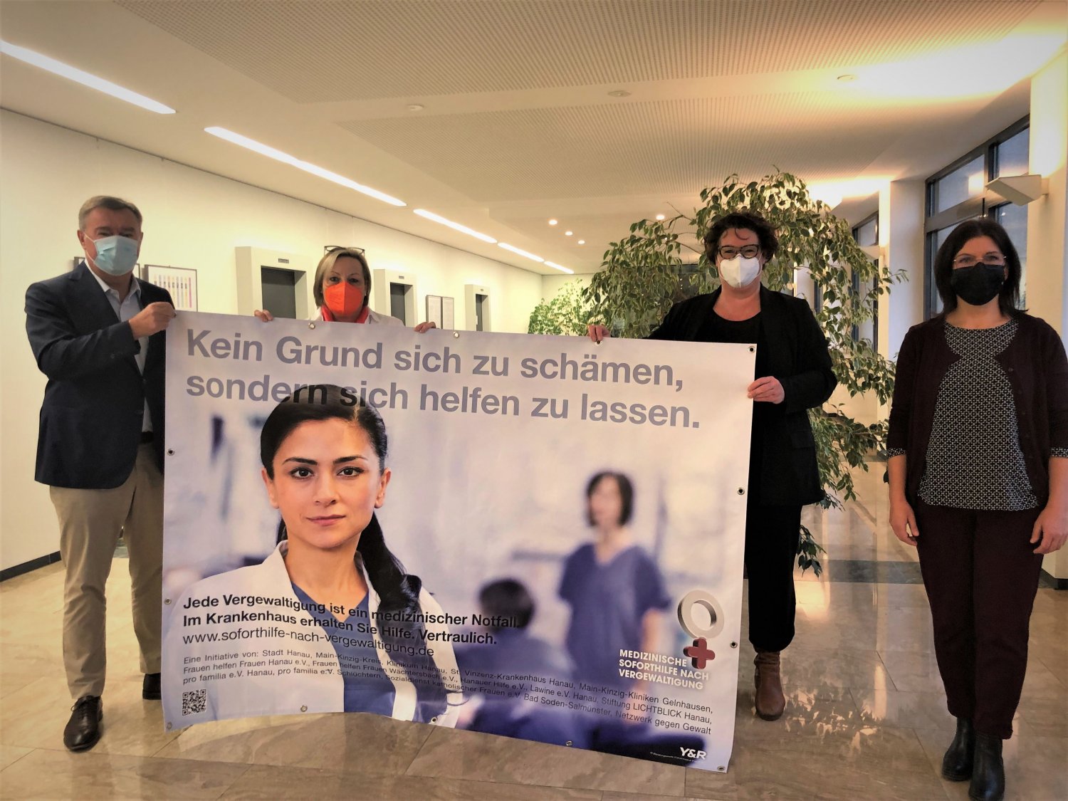 (von links): Hanaus Oberbürgermeister Claus Kaminsky, Cornelia Gasche (Frauenbüro Stadt Hanau), Erste Kreisbeigeordnete Susanne Simmler und Grit Ciani (Referat für Frauenfragen und Chancengleichheit beim Main-Kinzig-Kreis