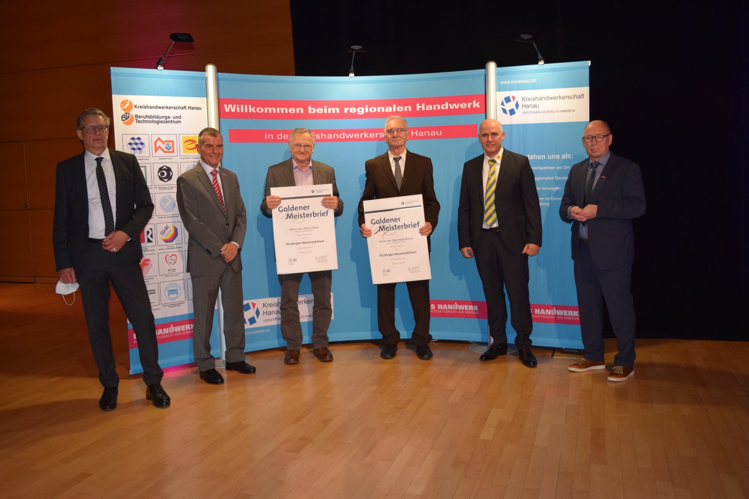 Elektroniker Altmeister v.l.n.r.: Thomas Morlock (Stadtrat), Martin Gutmann (Kreishandwerksmeister), Klaus Glück, Reinhard Wernz, Mike Lorenz (stv. Obermeister) und Joachim Wagner (Vizepräsident der Handwerkskammer Wiesbaden).