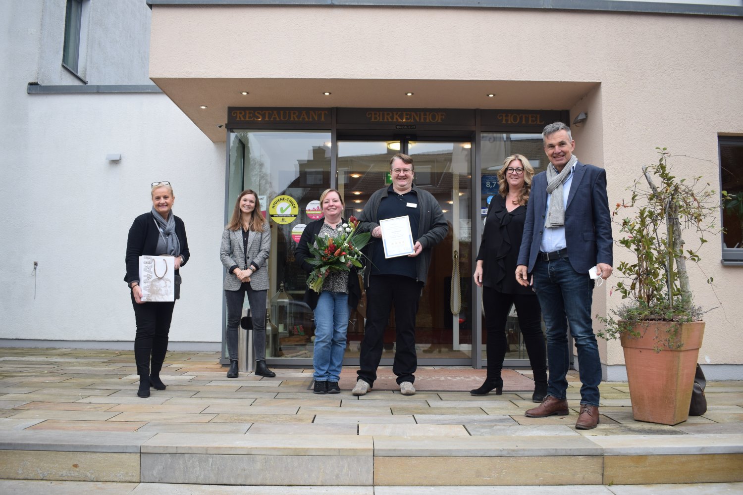 v.l.n.r: Heidi Hofmann (Stadt Hanau), Alana van Heek (Spessart Tourismus), Britta und René Fichtner (Hotel Birkenhof), Daniela Kremhöller (DEHOGA), Bernhard Mosbacher (Spessart Tourismus)