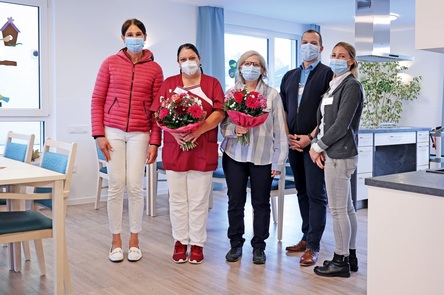 V.l.n.r.: Janine Hoffmann (Pflegedienstleitung des ambulanten Pflegedienstes), Michaela Wegner (Pflegefachkraft), Ute Lilienthal (Pflegefachkraft), Andreas Wicklein (Geschäftsführer) und Jennifer Yeida (Pflegedienstleitung).