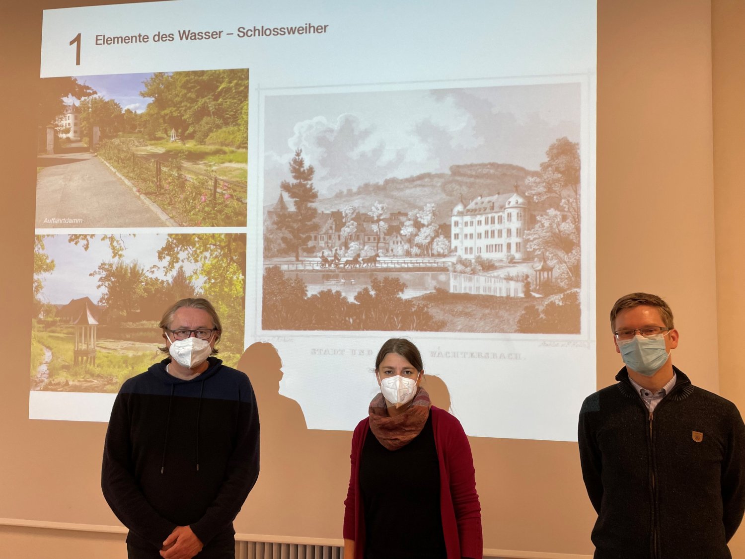 Herr Schück vom Planungsbüro LOMA, Frau Thies vom Stadtbauamt, Herr Wilke, Teichsanierung im ersten Abstimmungsgespräch mit Bürgermeister Andreas Weiher