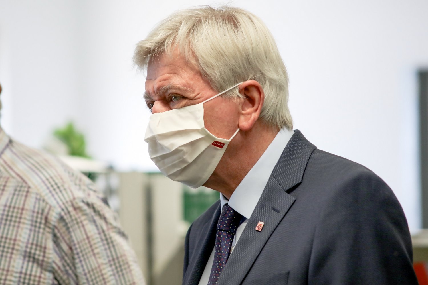 Bouffier beim Besuch der Tafel Gelnhausen