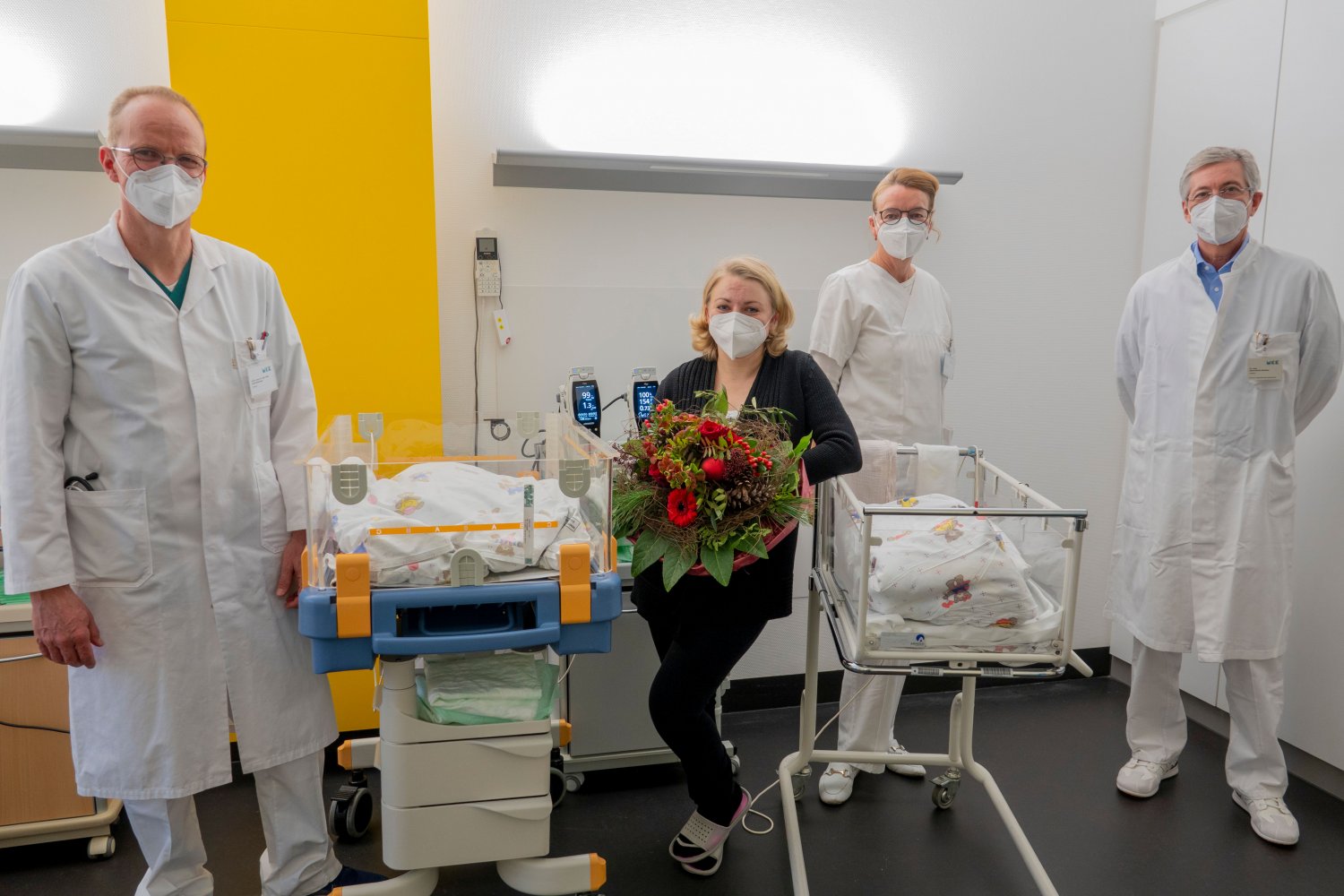 Leitender Neonatologe PD Dr. Dr. Horst Buxmann (links), Chefärztin Dr. Elke Schulmeyer (2.v.r.) und Dr. Hans-Ulrich Rhodius, Chefarzt der Kinderklinik, gratulierten Natalie Ott (2.v.l.) zum Geburtstag und zur Geburt ihrer Zwillinge.