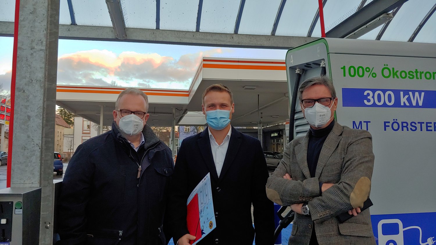 Bundestagsabgeordnete Lennard Oehl (Mitte) zu Betriebsbesuch beim Tankstellenbetrieb MTV Förster in Hanau.