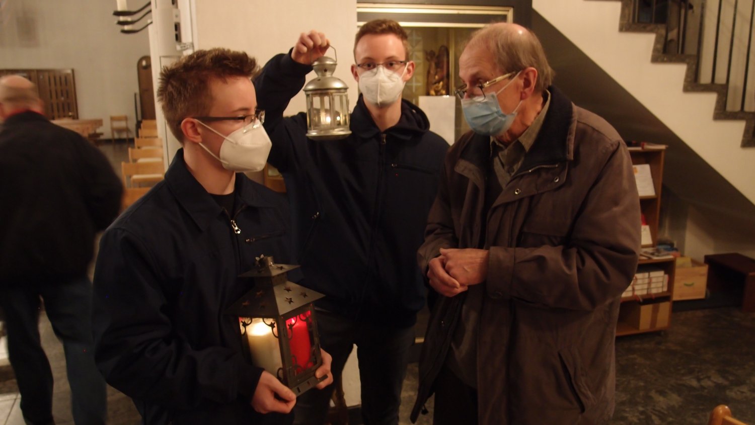 Mit kleiner Verspätung kam am 3. Adventssonntag das Friedenslicht aus Betlehem  in Hanau an.