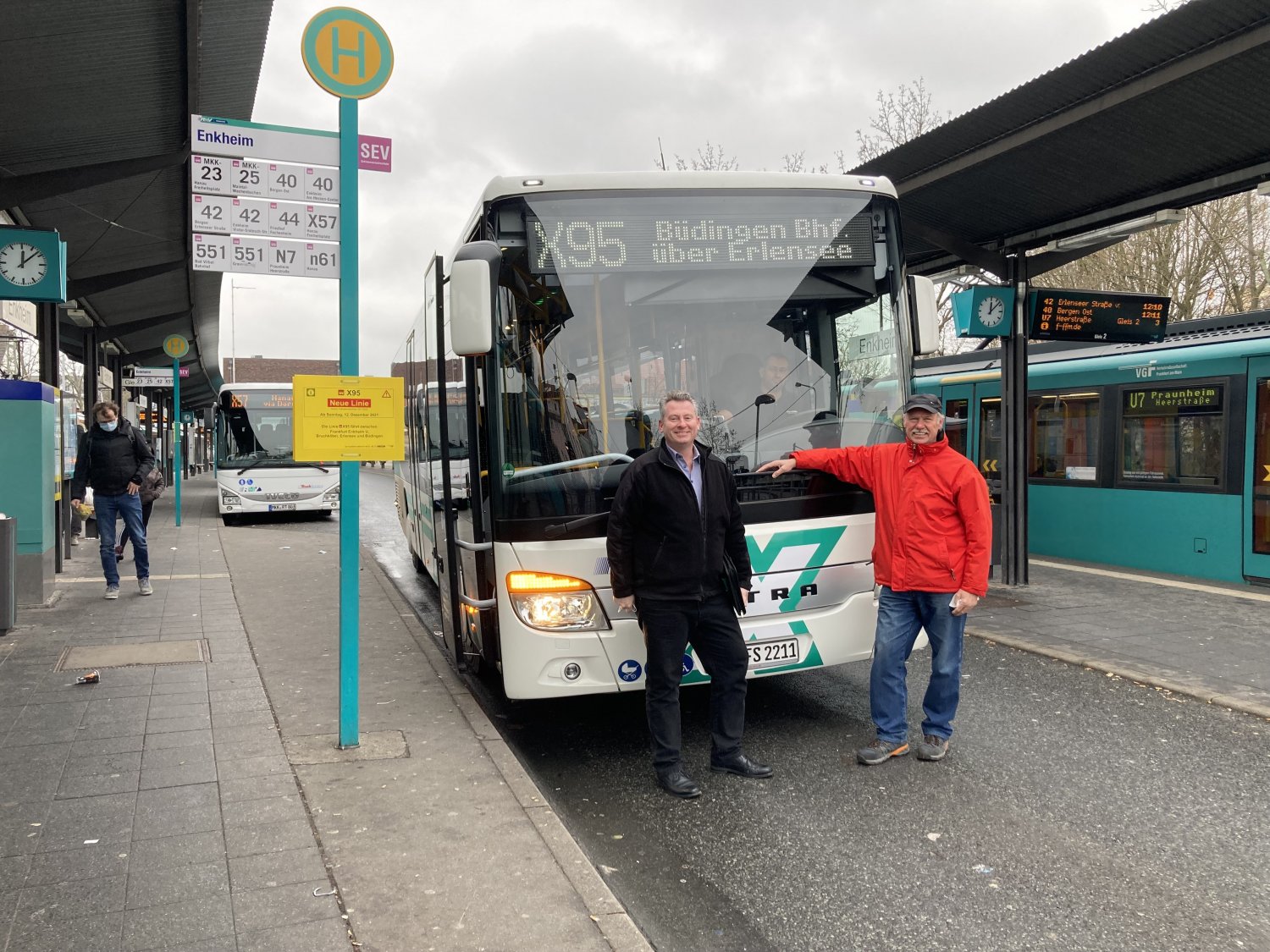 Bürgermeister Andreas Hofmann (SPD) und CDU-Fraktionsvorsitzender Roland Reidel nutzen die erste Busfahrt des Expressbus X 95 nach FFM-Enkheim, um sich über das neue Angebot zu informieren.