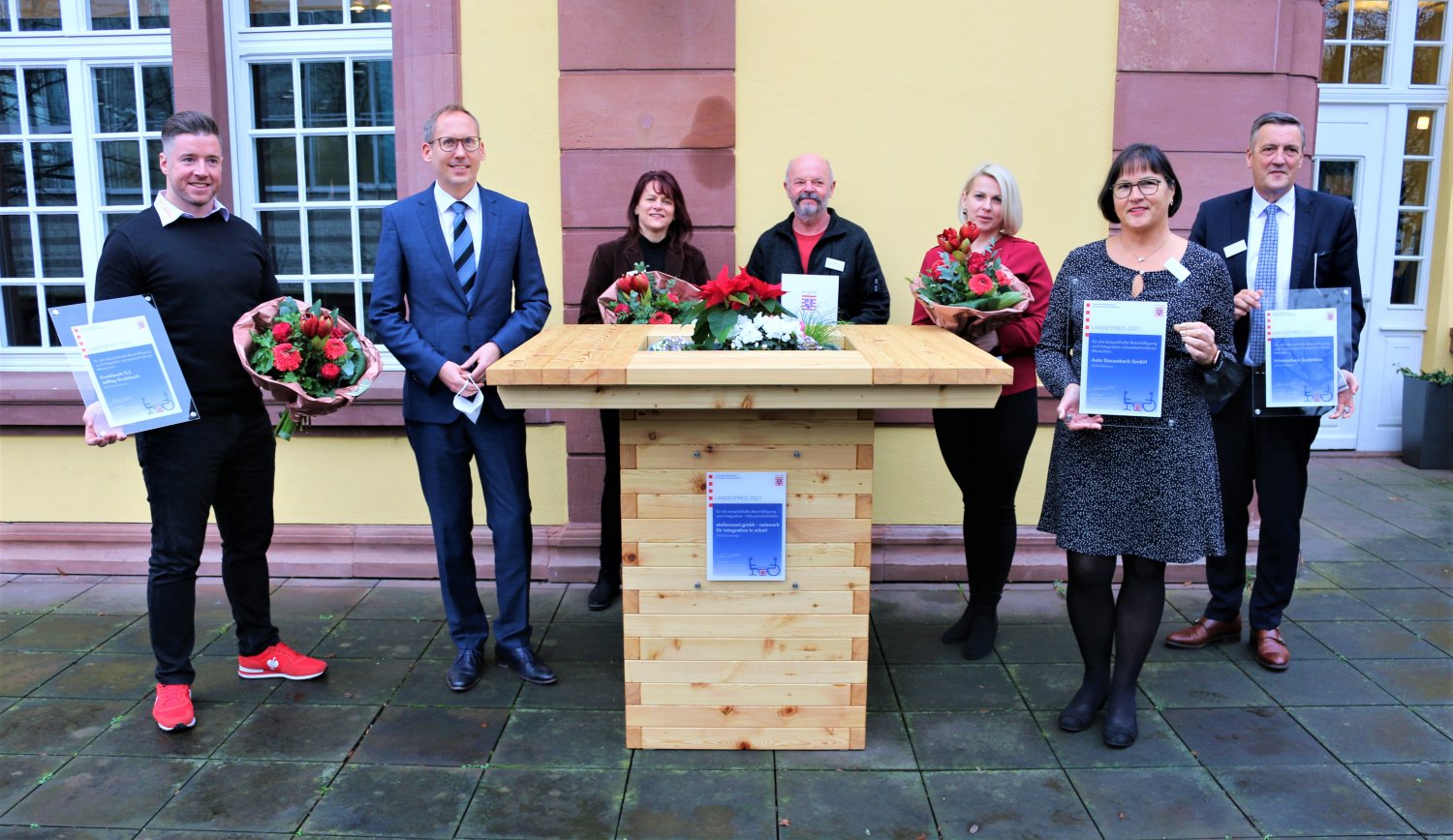 von links) Jeffrey Knoblauch (Knoblauch TLS), Staatsminister Kai Klose, Silke Ludwig und Rolf Eckhardt (Stellenwert GmbH, Inklusionsbetriebe), Irina Krasnianski und Ute Stauzebach (Auto-Stauzebach) sowie Martin Berg