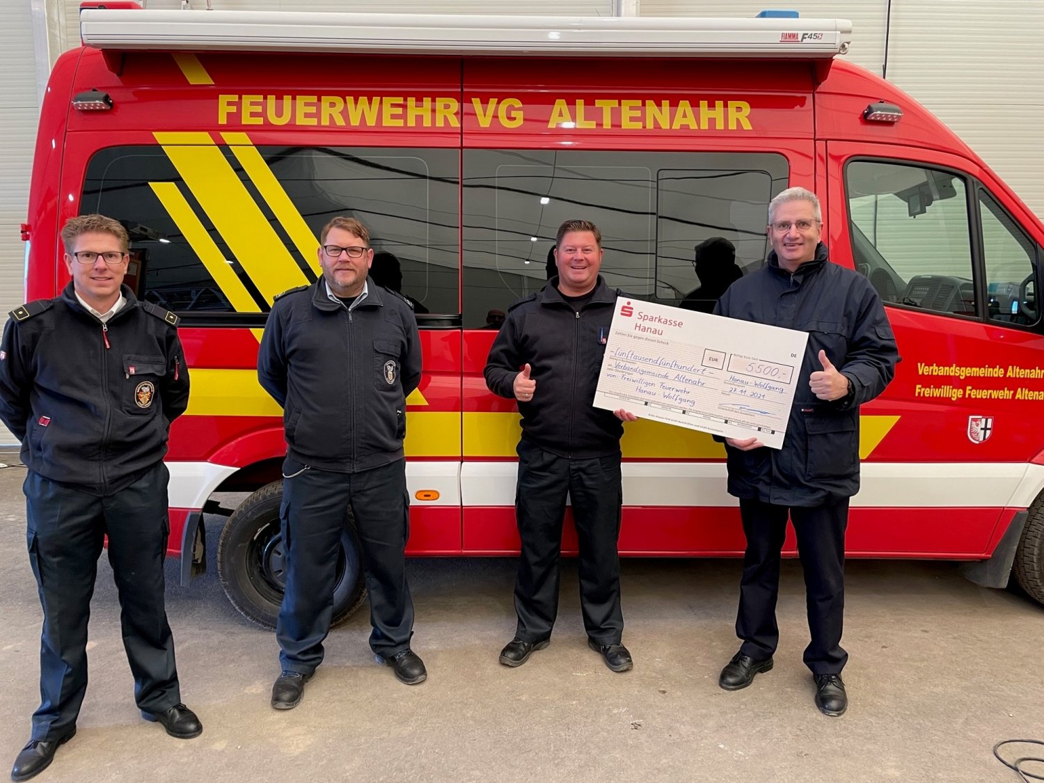 Freiwillige Feuerwehren aus Hanau überbringen Spenden.