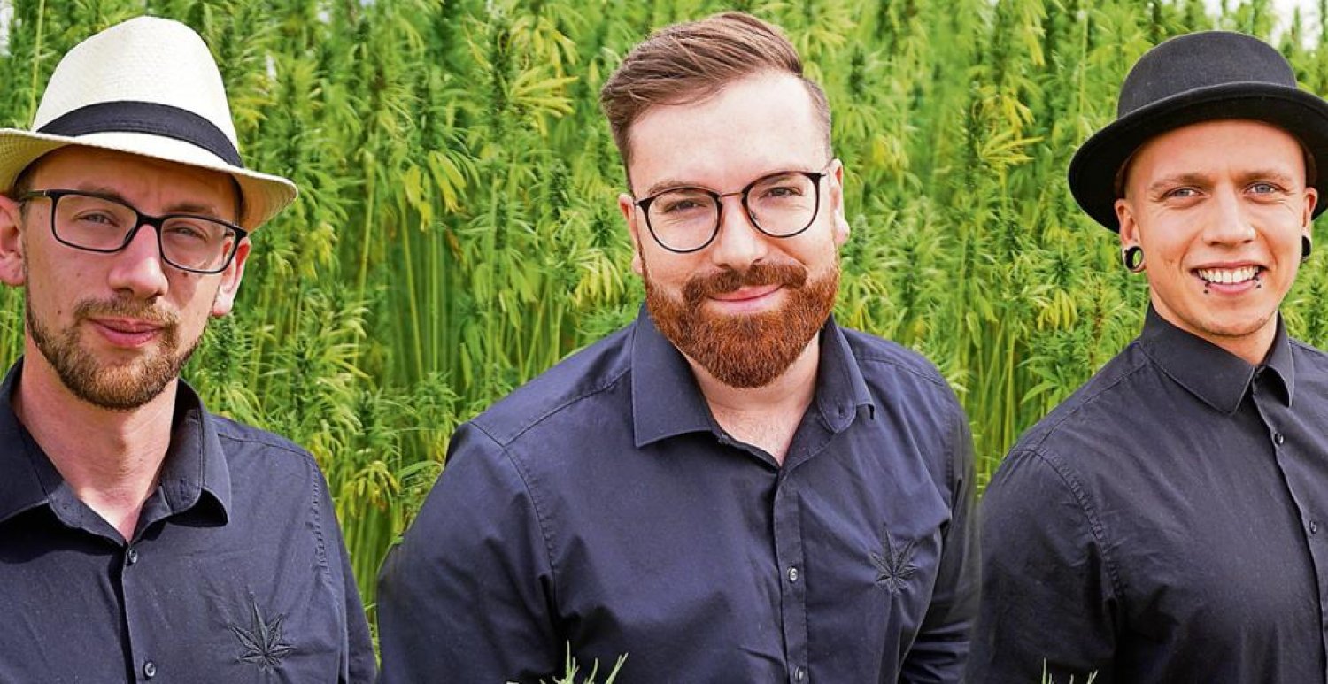 Die drei Gründer Philipp Gärtner, Marc Graf und Kerim Viebrock haben sich in ihrem Start-Up auf den Hanfanbau und die Entwicklung vieler Hanfprodukte spezialisiert.