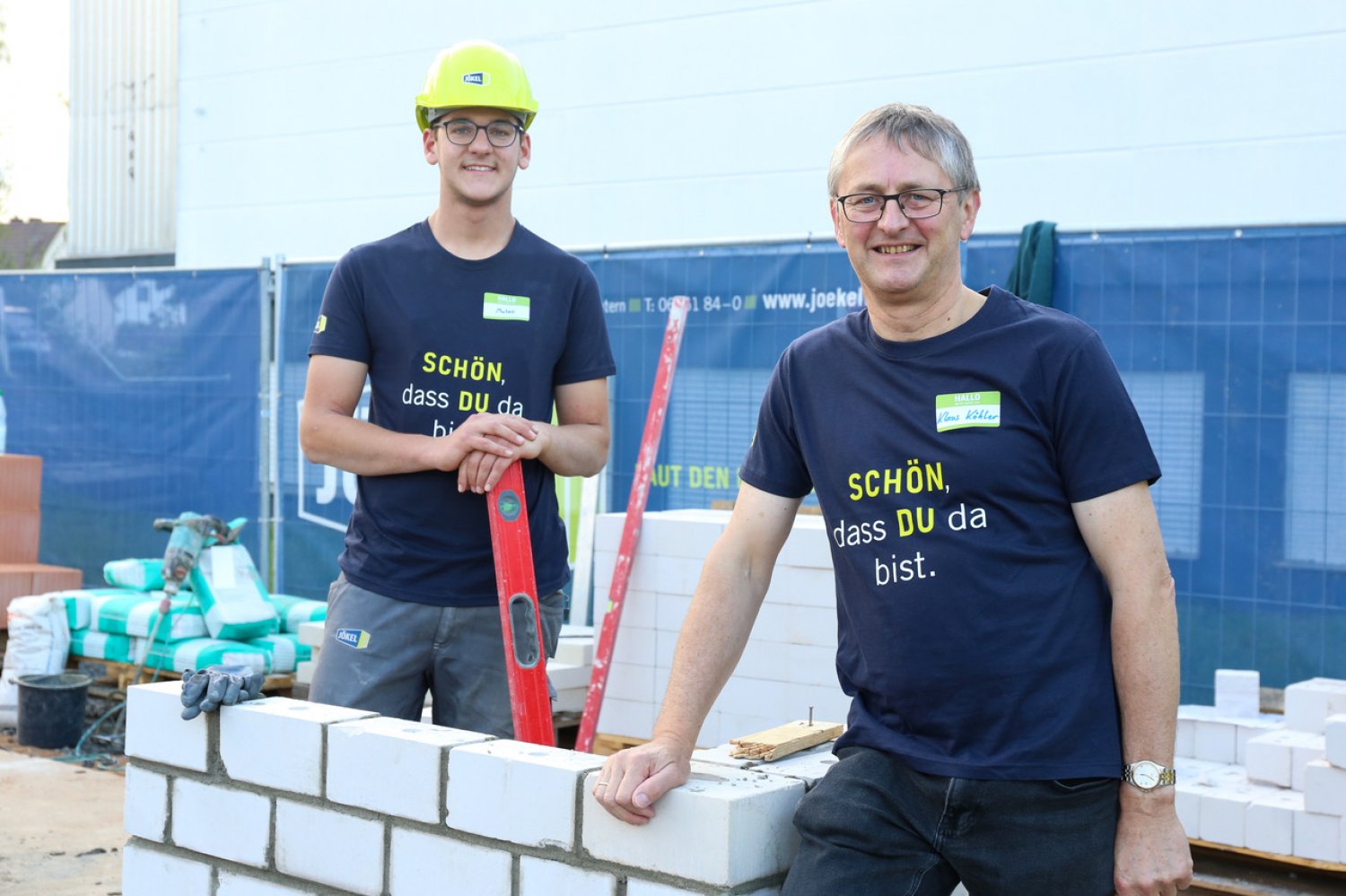 Mateo Müller (links) und sein Ausbilder Klaus Köhler freuen sich über den doppelten Erfolg