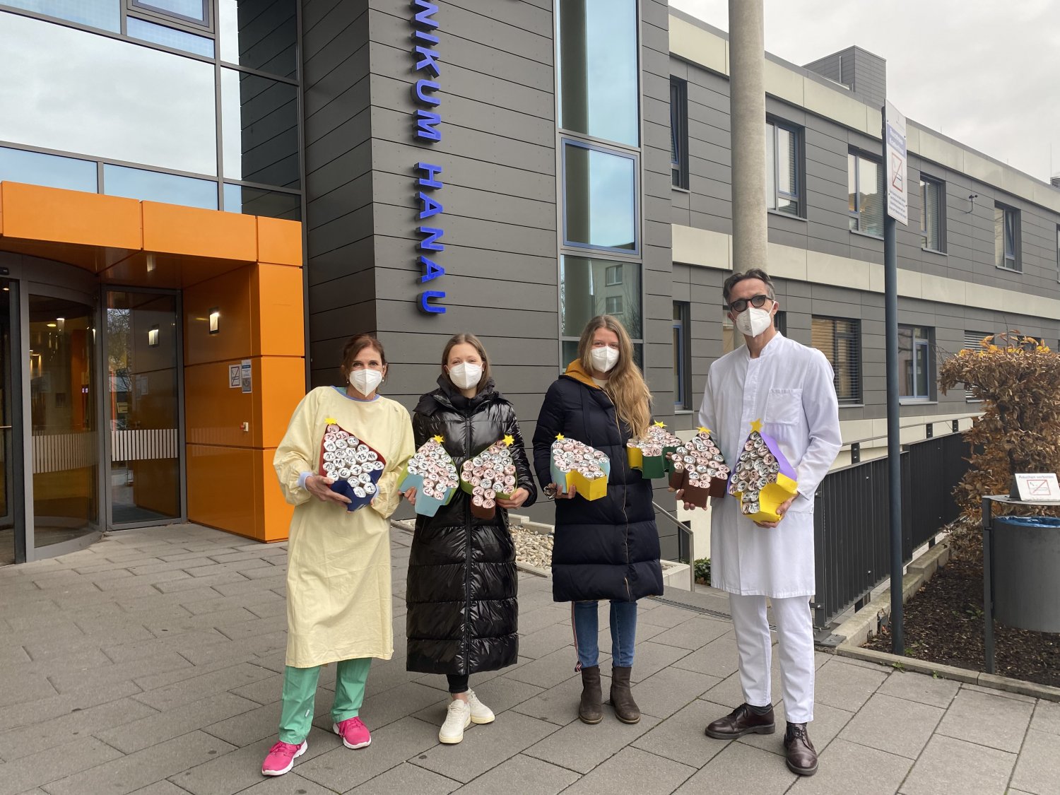Christina Sünder-Kühn (links), 2. Vorsitzende des Fördervereins Sterntaler e.V. und Dr. med. Winfried Krill (rechts), Chefarzt der Klinik für Kinder- und Jugendmedizin, sowie Myriel Dinkel (2.v.l) und Katharina Kötter (2.v.r.) vom Rotary Club Hanau.