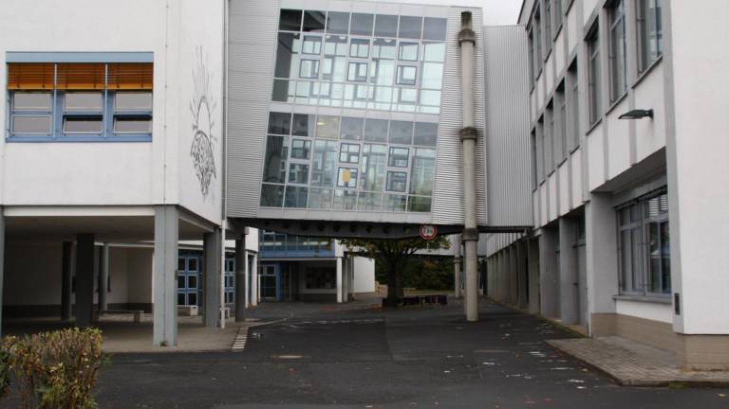 Am Dienstag und am Mittwoch sind in den Schultoiletten des Grimmelshausen-Gymnasiums Botschaften gefunden worden, in denen anonym ein „Attentat“ am heutigen Freitag angekündigt wird. 