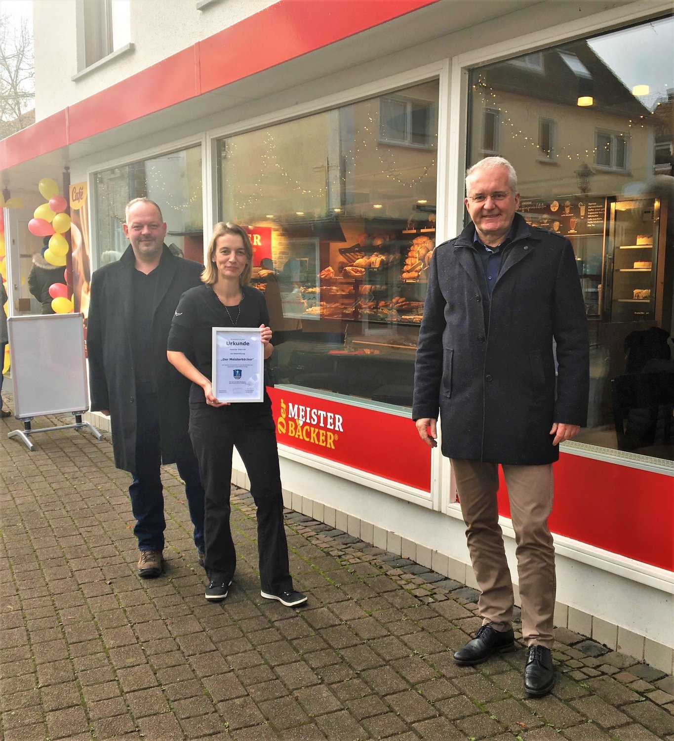 von links Mike Dietrich, Janet Dietrich, Bürgermeister Andreas Weiher