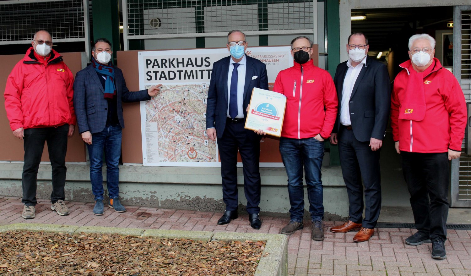 ACE-Kreisvorsitzender Hermann Stiegler, Bürgermeister Daniel Glöckner, Vorstandsvorsitzender Horst Wanik, ACE-Regionalbeauftragter Hessen Jens Womelsdorf, Vorstandsmitglied der Kreissparkasse Gelnhausen Ole Schön und ACE-Pressesprecher Anton Hofmann