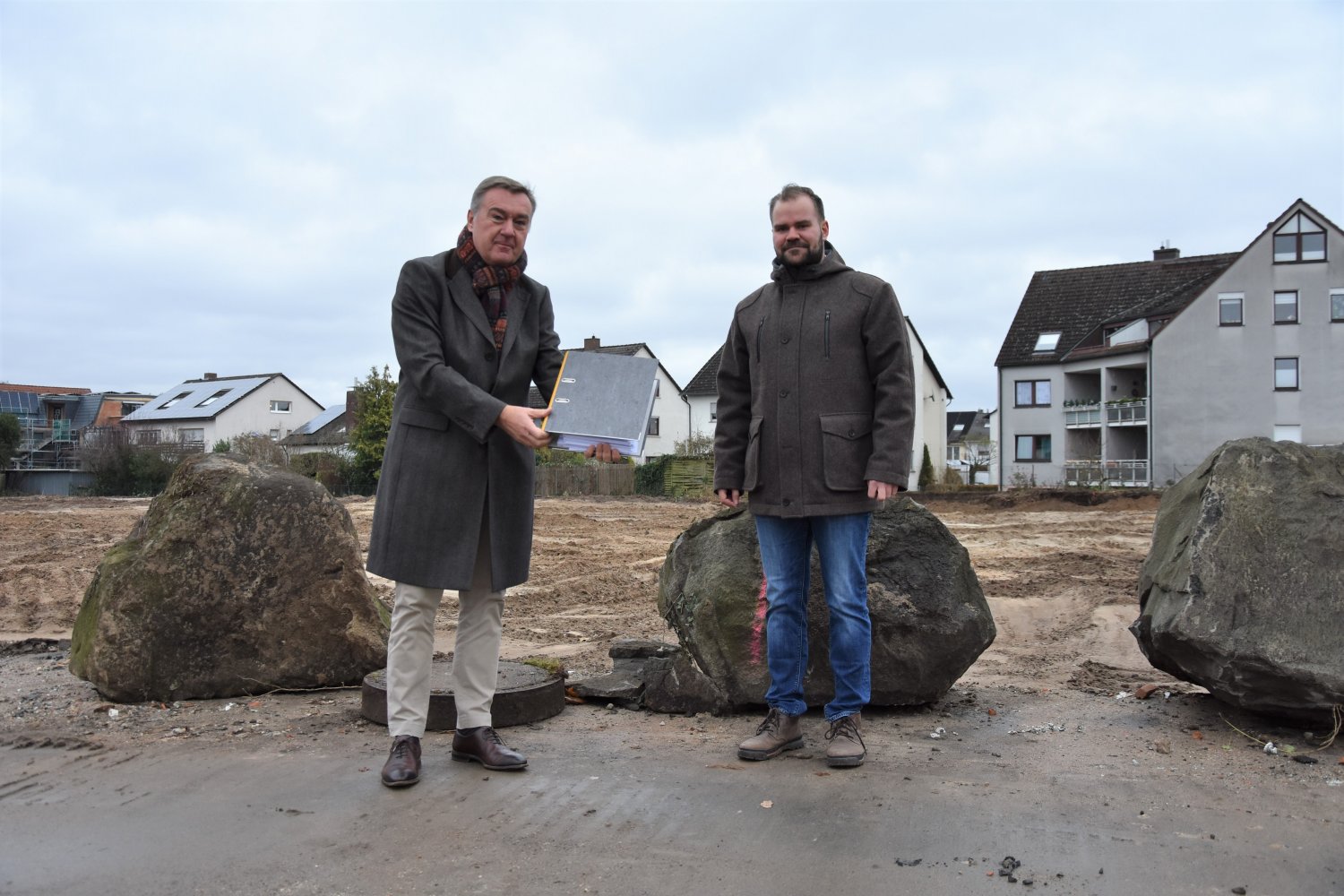 OB Kaminsky übergibt die Baugenehmigung an Johannes Kleespies.