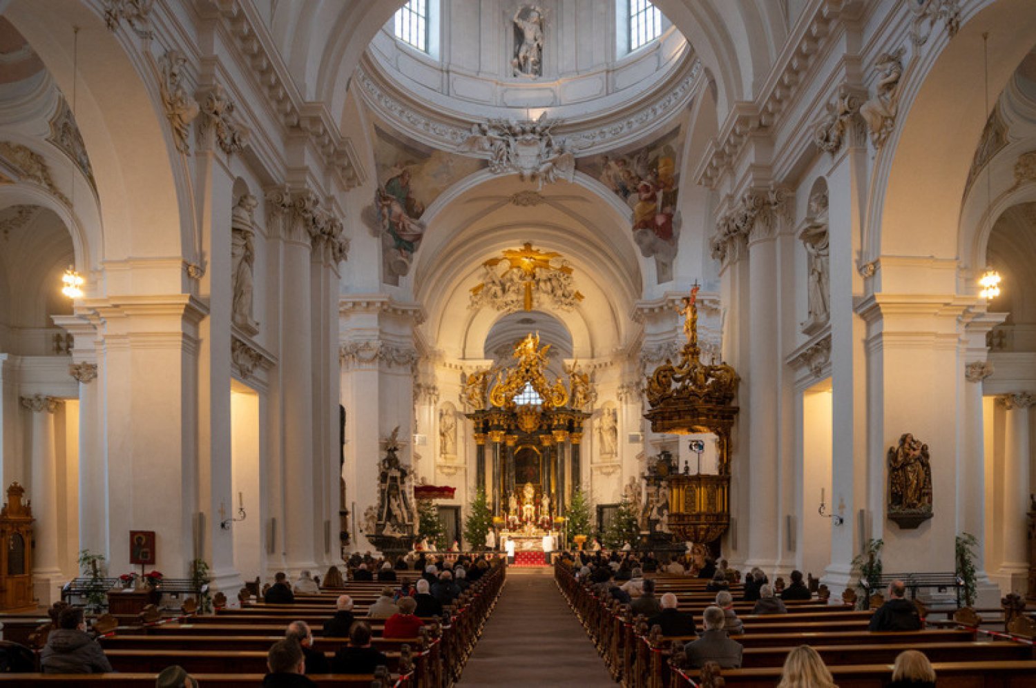 In Hessen dürfen die Kirchen selbst entscheiden, welche Corona-Regeln an den Weihnachtsfeiertagen für Gottesdienste gelten.
