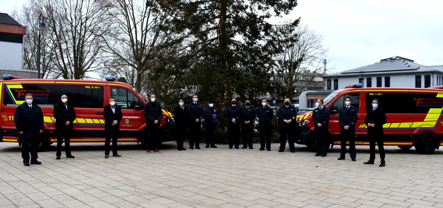 Jetzt wurden auf dem Rathausplatz pandemiebedingt in kleinem Kreis zwei neue Mannschaftstransportwagen (MTW) an die Feuerwehr Erlensee übergeben. 