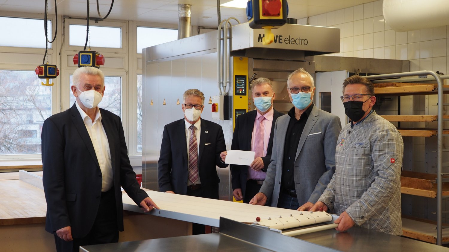 Kreisbeigeordneter Winfried Ottmann (Zweiter von links), Manfred Moritz (Mitte), Vorsitzender des Fördervereins der Beruflichen Schulen, Schulleiter Rainer Flach (Zweiter von rechts), Hugo Klein (links) und Bäckermeister Jürgen Hellmuth (rechts).