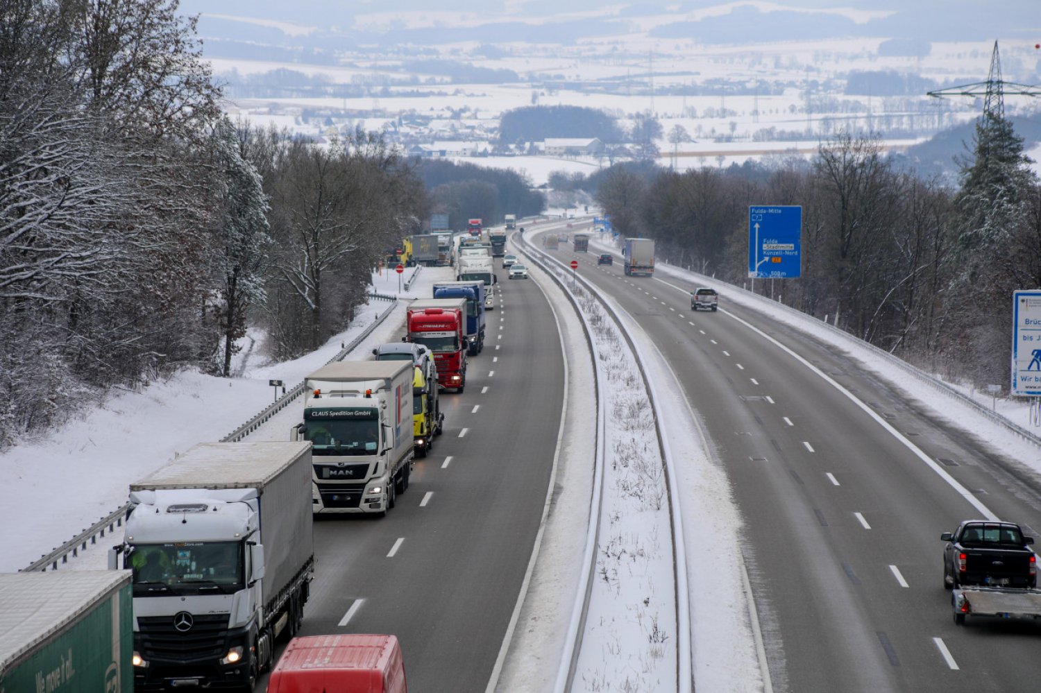 Die ruhige Zeit auf Hessens Autobahnen ist vorbei. Mit Ende der letzten Schulstunde am Mittwoch wird es voller auf den Straßen.