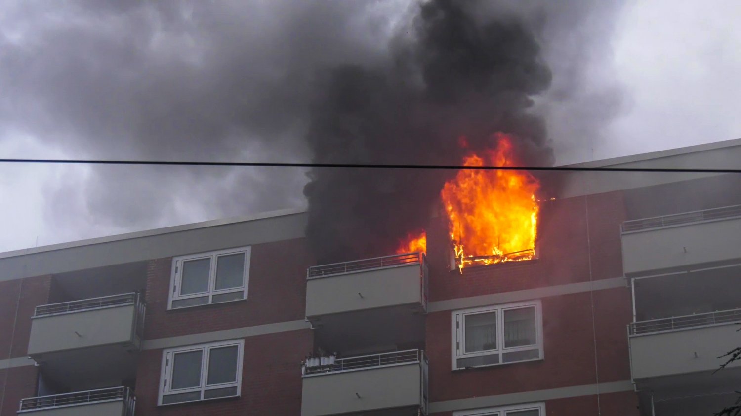 Feuer in einer Wohnung im achten Obergeschoss