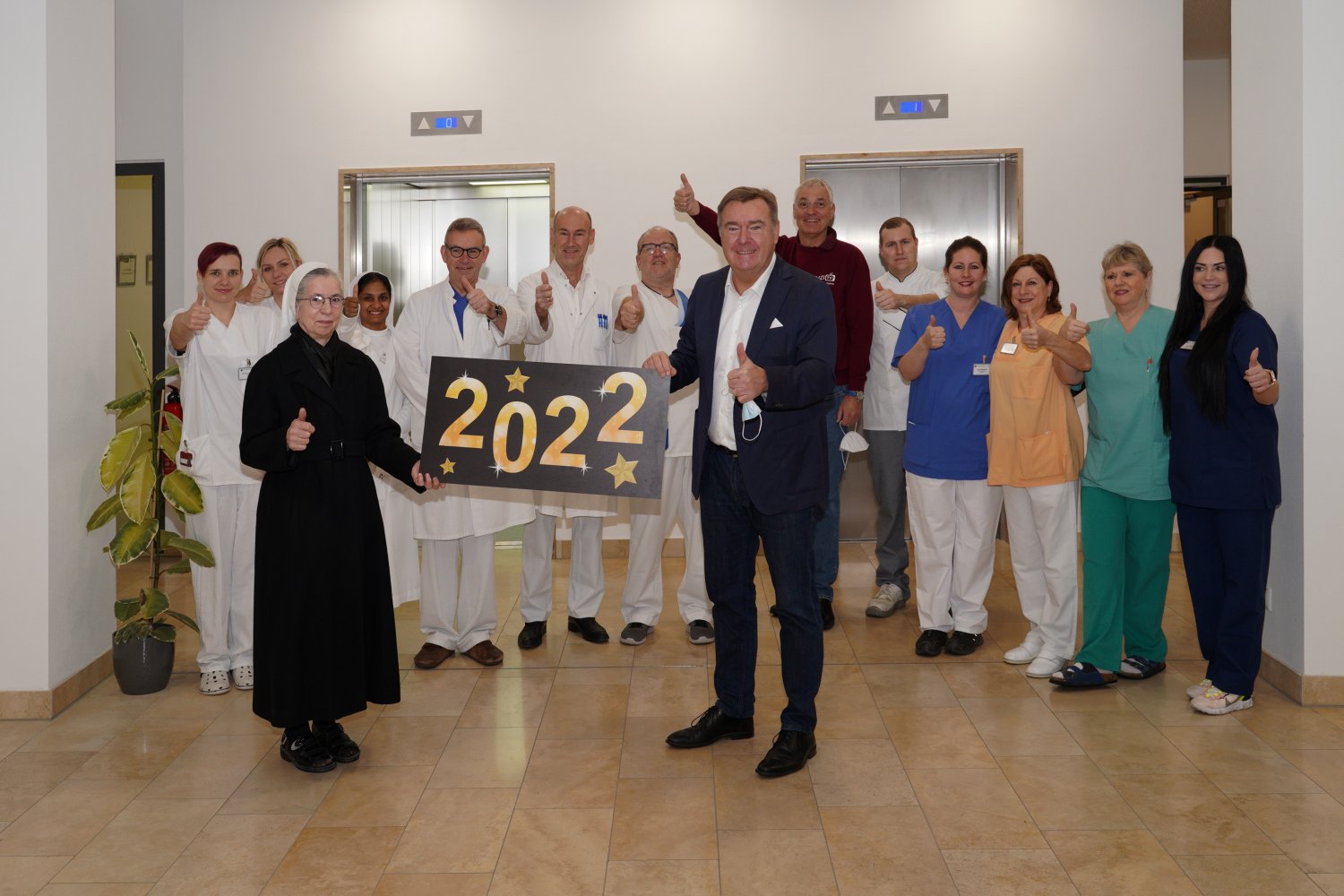 Das St. Vinzenz-Krankenhaus Hanau setzt mit seinemSong Auf ein neues Jahr erneut ein Zeichender Hoffnung.