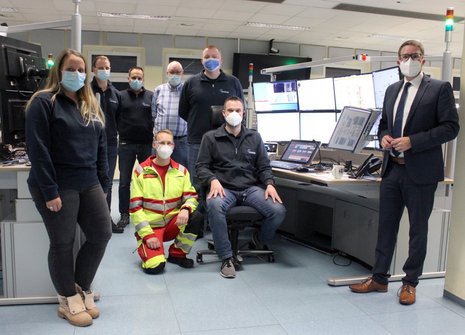 Landrat Thorsten Stolz (rechts) besuchte die Rettungsleitstelle des Main-Kinzig-Kreises.
