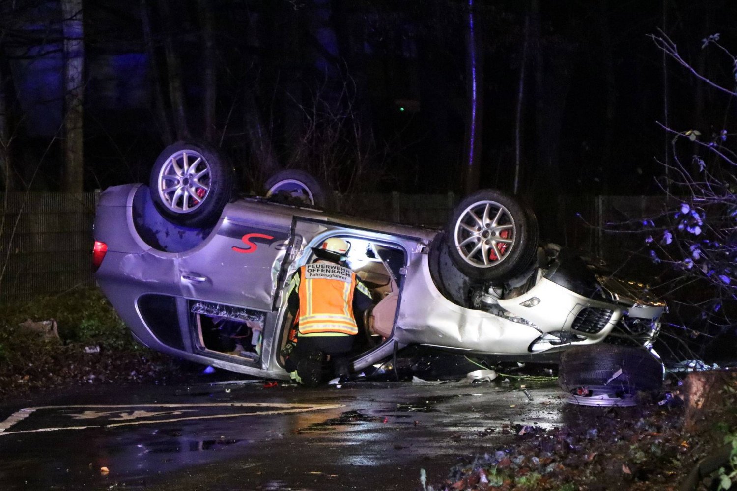 Aus bislang ungeklärter Ursache ist der Fahrer eines Porsche Cayenne von der Fahrbahn abgekommen.