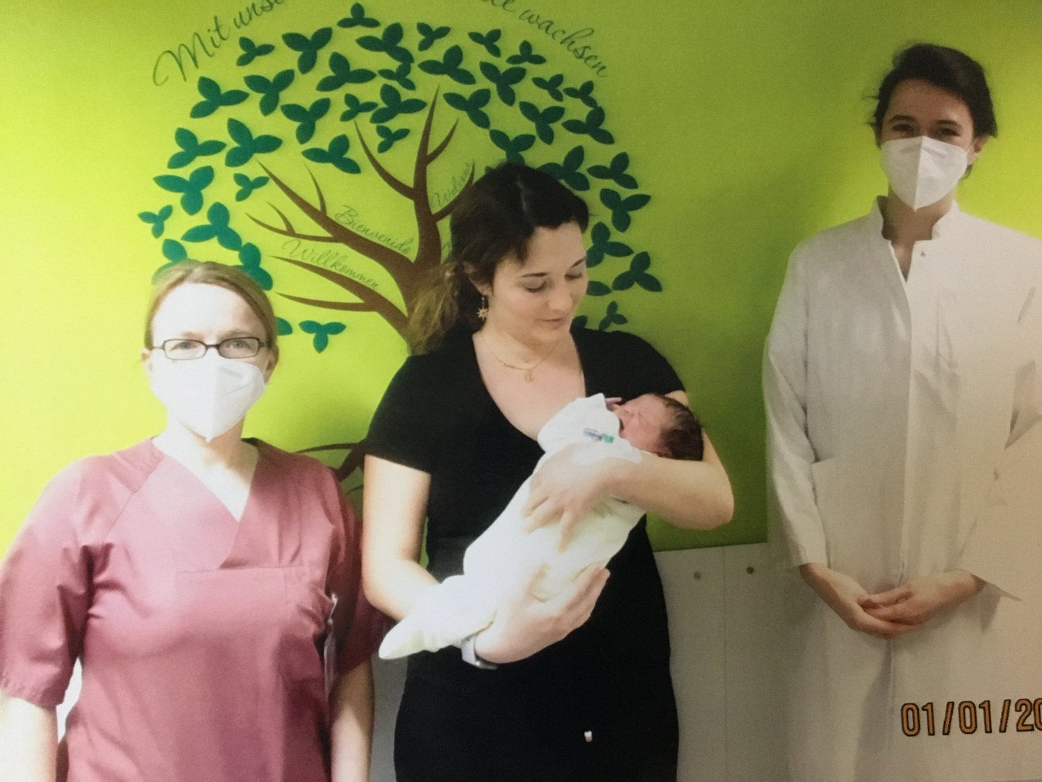 Die pflegerische Leitung des Eltern-Kind-Zentrums Sabine Jüngling, die Mutter Karolin Brenke mit der kleinen Leandra und die diensthabende Ärztin Christiane Klencz