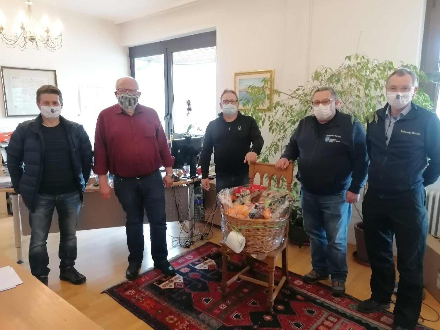Im Bild von links: Matthias Dickert (Personalratsvorsitzender), Bürgermeister Roland Weiß, Reinhold Nies, Gunder Geiger, Manfred Walter (Betriebsleiter Kommunale Dienste)