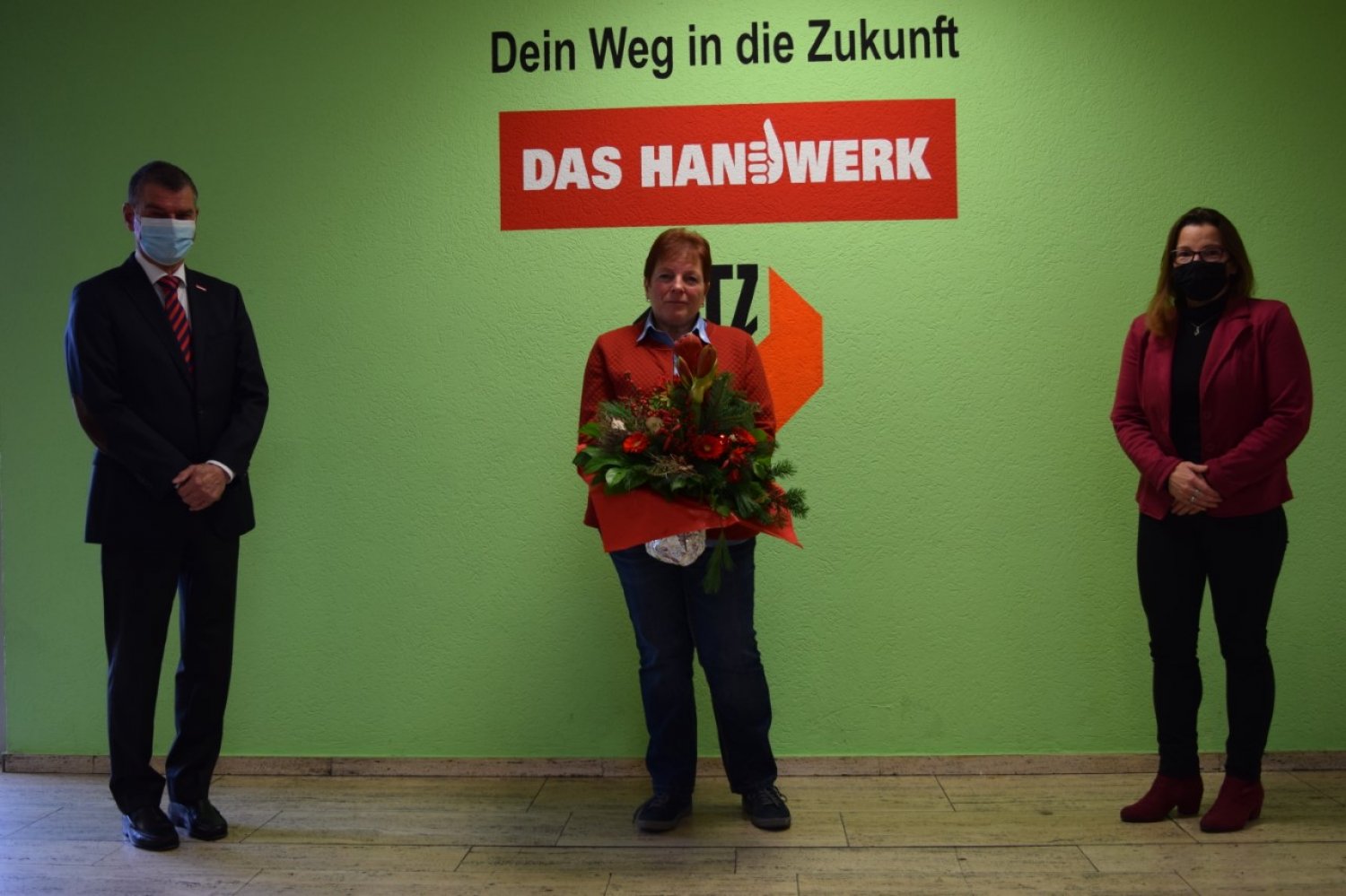 Von links nach rechts: Kreishandwerksmeister Martin Gutmann, Renate Voigt und Geschäftsführerin Nicole Laupus