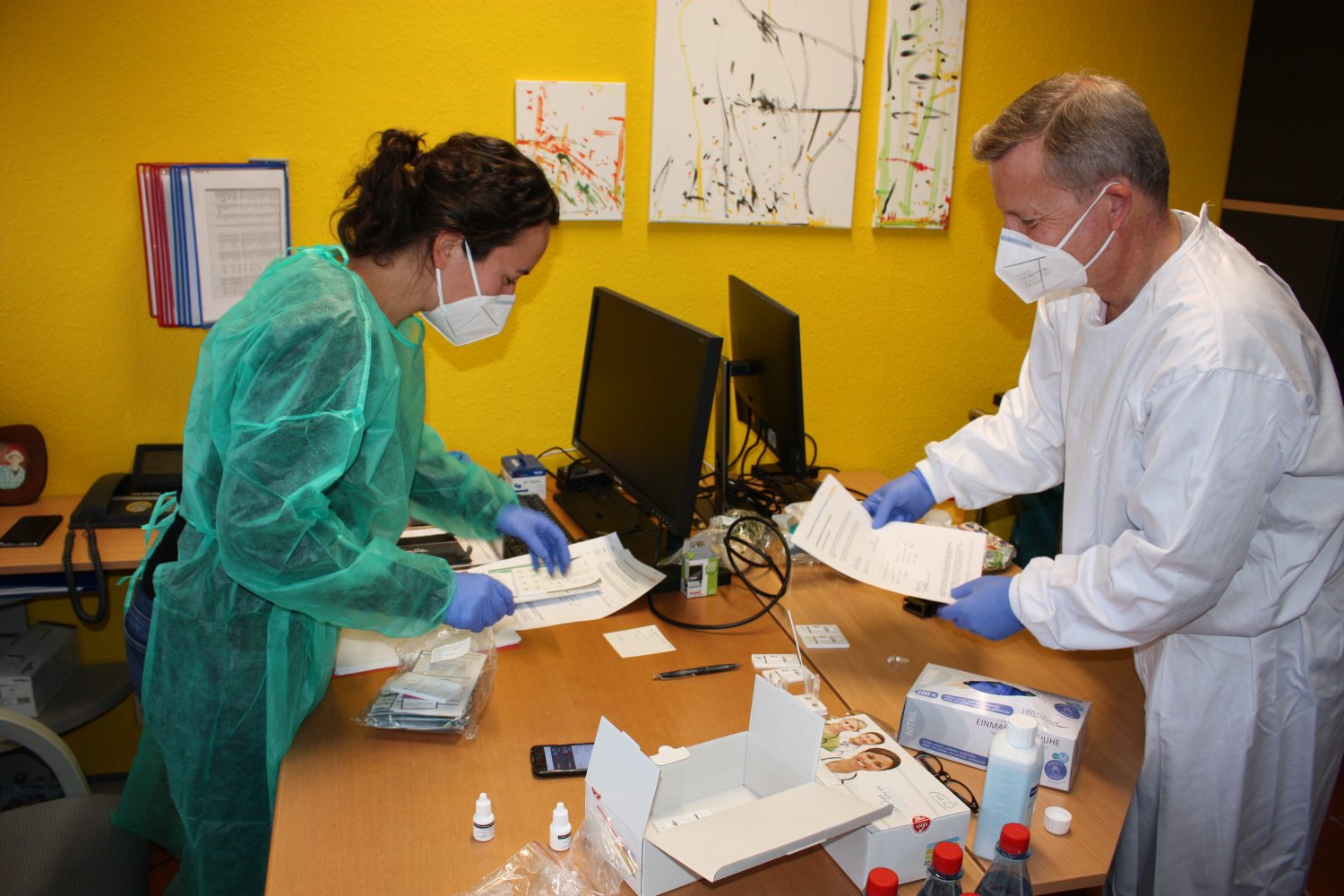 Eines der Test-Teams im Einsatz. Seit Herbst 2020 werden für Klientinnen, Klienten und Personal in der BWMK-Gruppe freiwillige Corona-Schnelltests (PoC) angeboten.