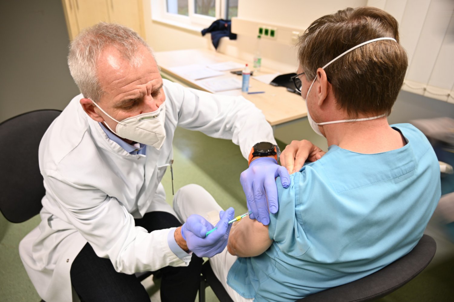 Dr. Thomas Menzel selbst hat rund 70 Mitarbeiter im Klinikum Fulda geimpft.