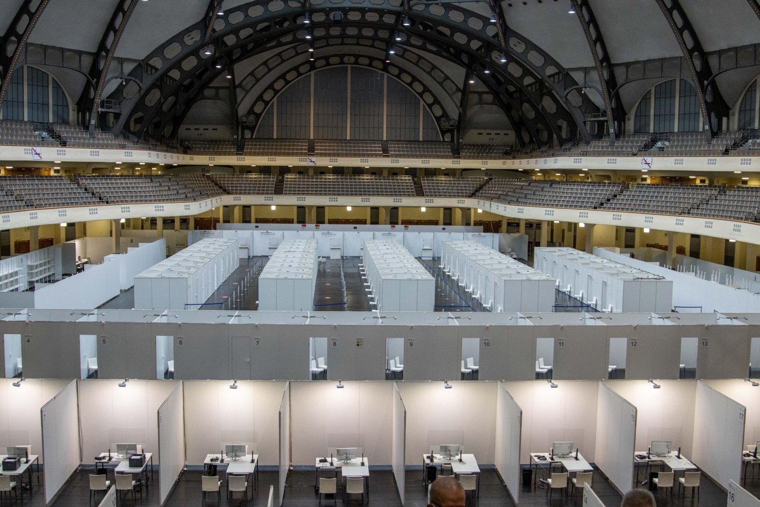 In dieses riesige Impfzentrum in der Festhalle in FRankfurt am Main sollen die älteren Mneschen auch aus dem Main-Kinzig-Kreis, um sich gegen das Coronavirus impfen zu lassen