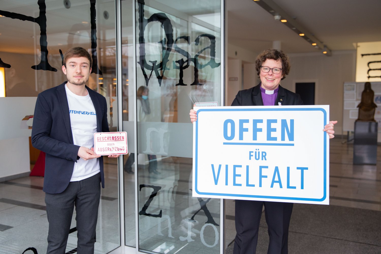 Die Bischöfin der Evangelischen Kirche von Kurhessen-Waldeck, Dr. Beate Hofmann, und Maximilian Zindel von der Initiative „Offen für Vielfalt – Geschlossen gegen Ausgrenzung“ am Haus der Kirche in Kassel.