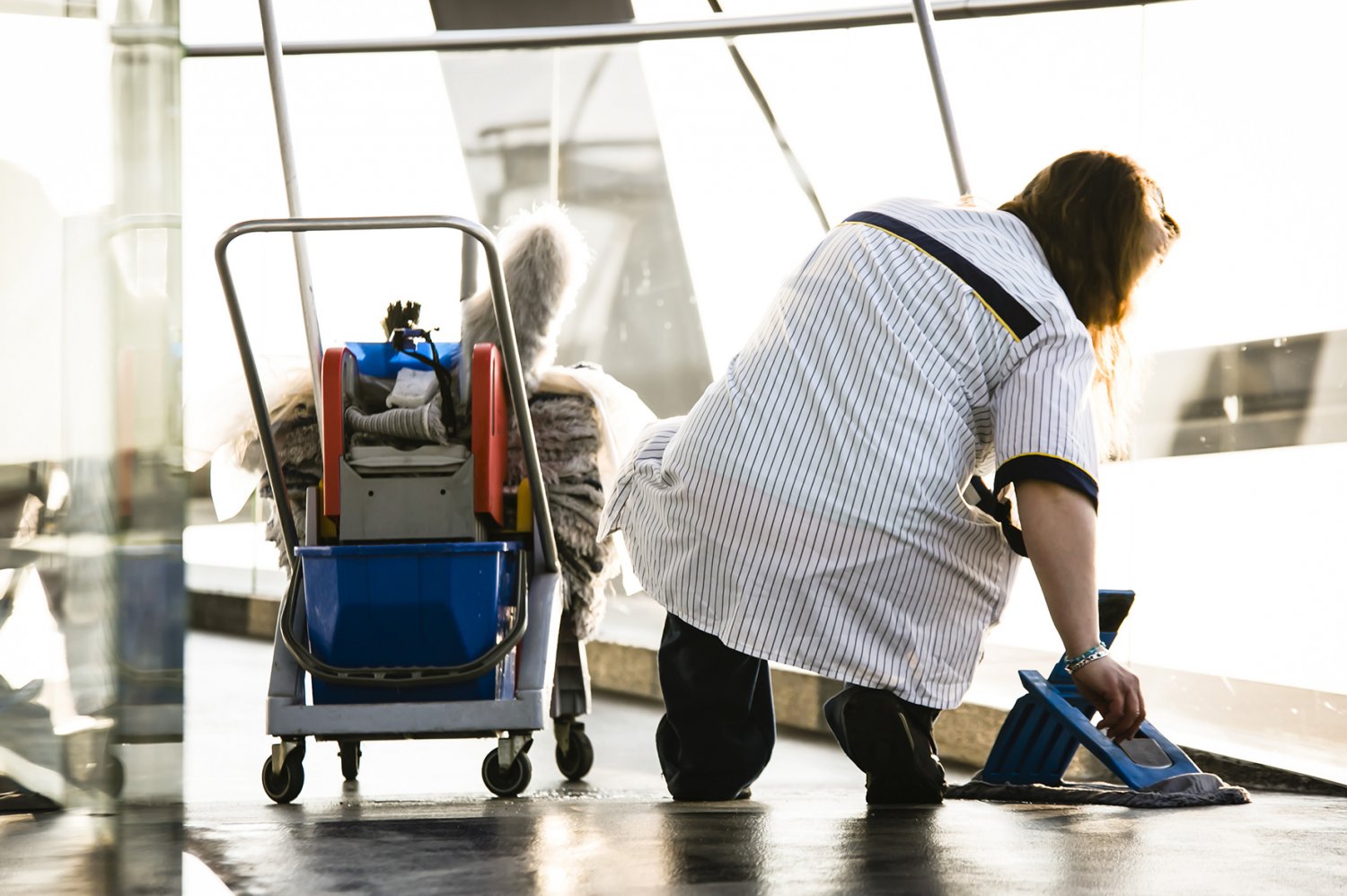 Gebäudereinigerinnen leisten durch ihre Arbeit einen Beitrag gegen die Infektionsgefahr in Betrieben, Büros und Behörden.